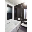 浴室は1316サイズのユニットバス。一面アクセントパネルでシックな雰囲気に。