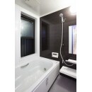 浴室は1316サイズのユニットバス。一面アクセントパネルでシックな雰囲気に。