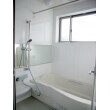 浴室上部に窓を設置しています。外部からの視線を遮りながらも日の光が差込む明るい浴室です。色は白く、汚れにくい材質のユニットバスなので、いつでも清潔に使用できます。