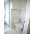 1階のトイレを兼ねた洗面脱衣室です。白で統一し、清潔な印象です。狭小住宅らしい、とてもユニークなプランになりました。