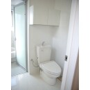 1階のトイレを兼ねた洗面脱衣室です。白で統一し、清潔な印象です。狭小住宅らしい、とてもユニークなプランになりました。
