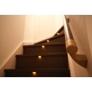 踏み板の鼻の出部分にほたるライトを使用しています。足元の安全は確保し、さらに可愛らしい光で階段を素敵に演出しています。