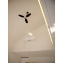 リビングの吹抜け天井に木製のシンプルなシーリングファンを設置しました。