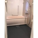 在来浴室から最新式ユニットバスへリフォーム致しました。
床は石目調のダークグレーを使用し、浴槽や正面アクセントはピンク系で合わせています。
