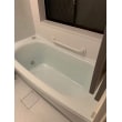  浴槽の形は「クレイドル浴槽」と言って、浴槽内に肘掛けがなく、ゆりかご状の形状をした浴槽です。広くゆったりと浴槽に浸れるようにデザインされています。
