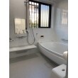 浴槽は人工大理石素材のワイド浴槽になっていて、お掃除しやすく、広々とした浴槽になっております。また、天井には「エアインオーバーヘッドシャワー」があり、まるで高級スパで味わうような贅沢な浴び心地を体感できます。