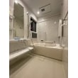 タイル張りの在来工法浴室から最新式ユニットバスへリフォーム致しました。使用製品はT社を採用。快適さとリラクゼーション性、清掃性の高い浴室空間に生まれ変わりました。