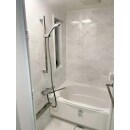 L社のリノビオFタイプを設置致しました。

洗い場をより広くさせるため、カウンターは細い仕様を選択し、収納棚や手すりなど必要なものだけを厳選してセレクトしています。そのおかげでコスパはとても良いです。

標準仕様でついてくる保温性の高い浴槽や床はそのままなので、断熱・保温性は高いです。