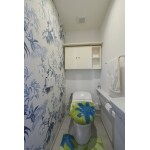 ホテルのように優雅な壁紙を使ったトイレ空間