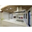 オープンなアイランドキッチンは、明るいホワイト系でコーディネート。下がり天井にはコーブ照明を設けて柔らかな雰囲気に。動線がいいのでとても使いやすいと喜んでいただいてます。