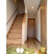 やさしい雰囲気の玄関～廊下～階段　※金額、面積は玄関・廊下・階段の合計になります。　