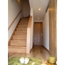 やさしい雰囲気の玄関～廊下～階段　※金額、面積は玄関・廊下・階段の合計になります。　