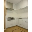 使いやすさや収納する内容をじっくり考えたＬ型キッチンです。
キッチンの扉を白の木目柄にされたことで、とても明るくなりました。
※価格はＬＤＫ全体（和室・廊下を含む）の合計になります。