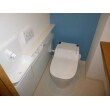 トイレは白の空間の中にアクセントカラーとして、背面のクロスを奥さまのお好みのブルーで仕上げました。