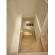 ～開放感のある階段室～　リビングからの採光を階段へ取り込み、開放感のある半オープンな階段に。																	
