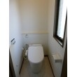 ２階トイレ：タンクレストイレですっきりしたトイレルーム