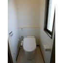 ２階トイレ：タンクレストイレですっきりしたトイレルーム