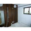 室内と同様に、浴室も木質素材でコーディネート。
