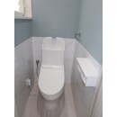 スマートなデザインのトイレに腰パネルを貼りました。また、LIXIL製の片開きドアに取り替えました。
