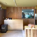 地元産杉板を貼って温かみのある米菓店