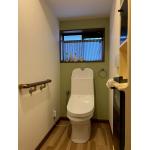 アクセントクロスが印象的なトイレ空間