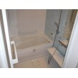 TOTOサザナ1317Sタイプ　手すり付きで浴槽のまたぎこみ部分も低く、お風呂の出入りも安心ですね。