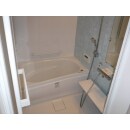 TOTOサザナ1317Sタイプ　手すり付きで浴槽のまたぎこみ部分も低く、お風呂の出入りも安心ですね。