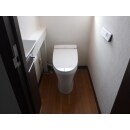 トイレはタンクレスですっきりしたデザインのLIXIL サティスリトイレ手洗カウンター付き。