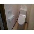 ＴＯＴＯ便器ＨＶ床下標準排水・手洗い脱臭付・壁リモコン付（ホワイト）1ｾｯﾄ、便器取替施工費（処分込）一式、2連紙巻き器・棚付き（ＴＯＴＯ・ＹＨ650／ホワイト）壁クロス張替9.5㎡、床ＣＦ張替（0.85×1.33）