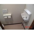 トイレ対面の壁に壁掛手洗器・ハンドル水栓を取り付けました。（給排水設備工事あり）