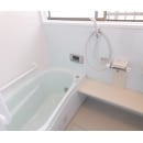 「TOTOサザナ」Nタイプの1216になります。浴槽と周辺の壁パネルをホワイト、床とカウンターはベージュがアクセントの落ち着いた空間の浴室に仕上がりました。
