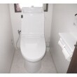 トイレはLIXIL(INAX)の一体型シャワートイレ「ベーシア」にリフォーム致しました。
トイレ内の床、壁、天井も白を基調として統一感のある落ち着いた空間へと仕上がりました。
また、トイレの床は拭き取りが簡単なクッションフロアでお掃除も簡単です。