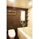 タイル張りでトイレ＆浴槽のオールインワンにしホテル仕様イメージに。タイルはホワイト系とブラック系の２色使い。
浴槽はできるだけ大きいものを選定。
