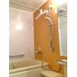 ユニットバスもマンションの構造も考慮しながら、できるだけ浴槽が低く御年配に配慮したタイプに取替え。オプションで浴室乾燥機付きのものに。
