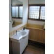 オシャレで使いやすい手洗いは、収納スペースもたっぷりです。