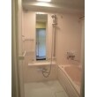 【施工後】
ピンクとホワイトを基調とした、優しい雰囲気の浴室に生まれ変わりました。
手すりをつけることで安全性にも配慮しました。