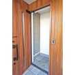 アルミ玄関ドアの木目とウリン無垢材の外壁材がみごとにマッチ！