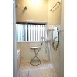 浴槽サイズを確保するために、鏡やシャワー位置、窓枠高さを現場で調整しています