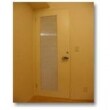 暗い玄関に面したドア。玄関への採光の為に透明部を大きくしましたが和紙を貼ってあります。