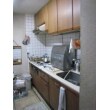 施工前のキッチンは、食洗機が作業台上にあることで、作業スペースが狭くなっていました。