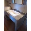 洗面台は、施主様のご希望で「学校の水のみ場」をイメージし、モルタルで製作しました。