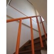 鉄の階段の手すりをオレンジ色に塗装しました。