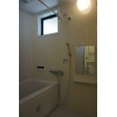 壁のアクセントパネルも明るい色を選択。
全体的に明るい浴室に変身しました！
