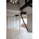 ２階の個室をＬＤＫに変えました
床は床暖房のうえフロアタイル仕様にしていますので、キッチン部を貼り分ける事なく広々とした空間が広がります。