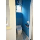 パナソニックのアラウーノSを採用しました。インテリアテーマを「ホワイト」と「ブルー」と決めてしまえば、トイレのインテリアもすぐに決まりました。床はリビングつながりで大変統一感があると思います。