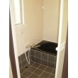 床も暖かく、壁もパネルで目地が少なくお掃除もし易く明るい浴室となりました。
