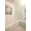グリーンは空間が映えるだけでなく、人に安らぎを感じさせると言われるカラーなのでリラックスできるように一面壁に使用しました。また室内干しができるように物干しを取付、シャワー固定具は手すりとしても使用頂ける機能性も兼ねた浴室です。