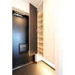 【玄関収納】
棚板を斜めに取り付ける事で、空間を有効利用。
可動棚なので、靴の高さに合わせて棚の高さを変更できます。