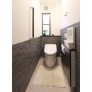 壁にエコカラットを施したトイレは、ご主人様こだわりのスペース。グレー色系でまとめ、スタイリッシュなトイレに。