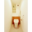 広々とした清潔感のあるトイレに。トイレの位置を移動させたことでできた空間に棚も造作致しました。
